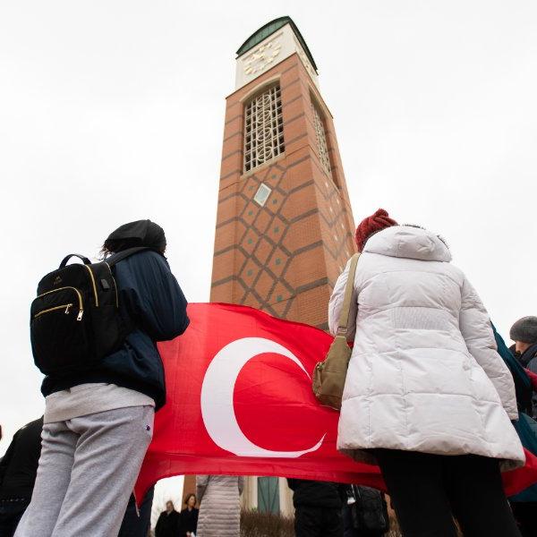 在守夜期间，学生们在库克卡里永塔前举着土耳其国旗.